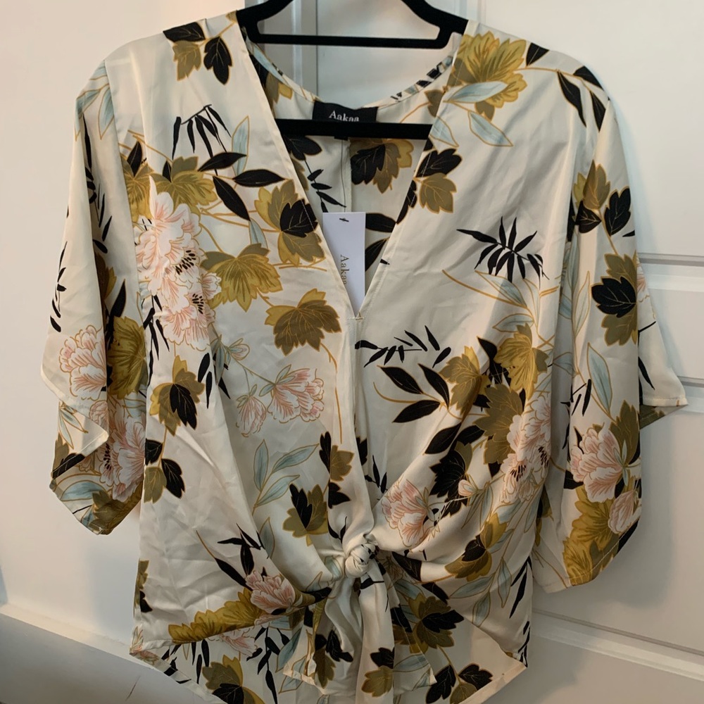 Silky floral top with knot